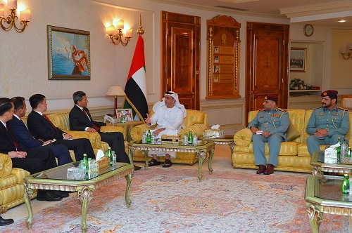 Saif bin Zayed meets Foreign Minister of Singapore 